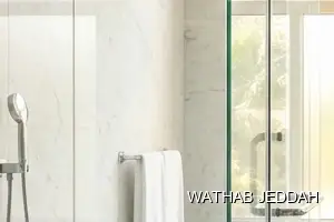 فريق وثاب جدة أثناء تنظيف حمامات في حي الصواري بجدة