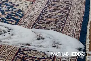 فريق وثاب جدة أثناء تنظيف سجاد في حي الفردوس بجدة