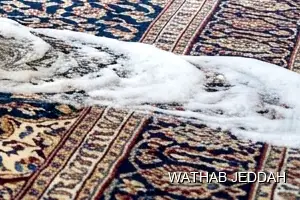 فريق وثاب جدة أثناء تنظيف سجاد في حي الصفا بجدة