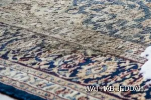 فريق وثاب جدة أثناء تنظيف سجاد في حي الشراع بجدة