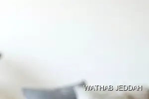 فريق وثاب جدة أثناء تنظيف ستائر في حي الأمواج بجدة