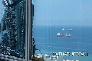 نتائج تنظيف واجهات زجاج بعد الانتهاء في حي السبيل بجدة