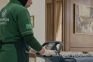 فريق وثاب جدة أثناء تنظيف قصور في حي بترومين بجدة