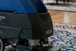 فريق وثاب جدة أثناء تنظيف موكيت في حي النهضة بجدة