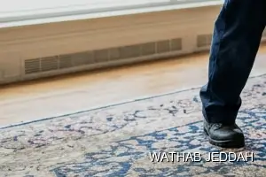 فريق وثاب جدة أثناء تنظيف موكيت في حي النزهة بجدة
