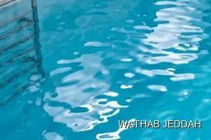 فريق وثاب جدة أثناء تنظيف خزانات في حي الأمواج بجدة