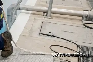 فريق وثاب جدة أثناء تنظيف خزانات في حي الأصالة بجدة