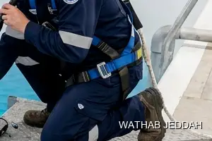 فريق وثاب جدة أثناء تنظيف خزانات في حي الرويس بجدة