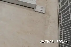 فريق وثاب جدة أثناء تنظيف خزانات في حي الزمرد بجدة